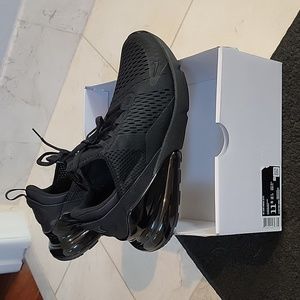 New Nike Women's Air Max 270 sneakers all black size 11.5
